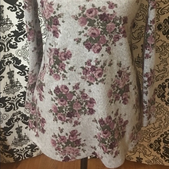 Cutout Shoulder Top with 3/4 Sleeves - Picture 2 of 8